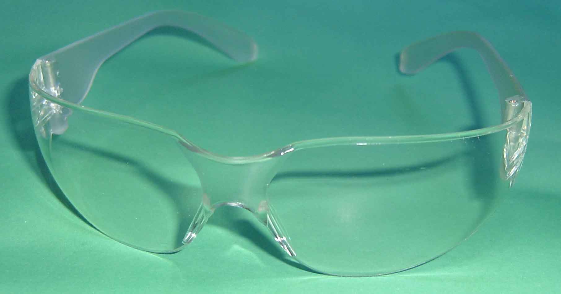 В помещении лучше надеть всем защитные очки